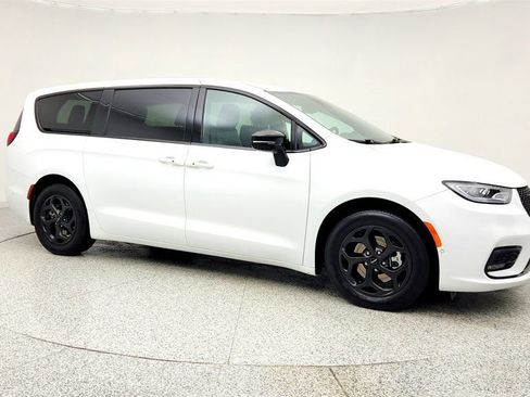 Used 2024 Chrysler Pacifica Hybrid S Appearance Pkg image 3