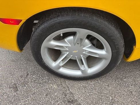 Used 2005 Chevrolet SSR w/ Preferred Equipment Group image 28