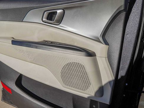 Certified 2024 Kia Carnival LX image 23