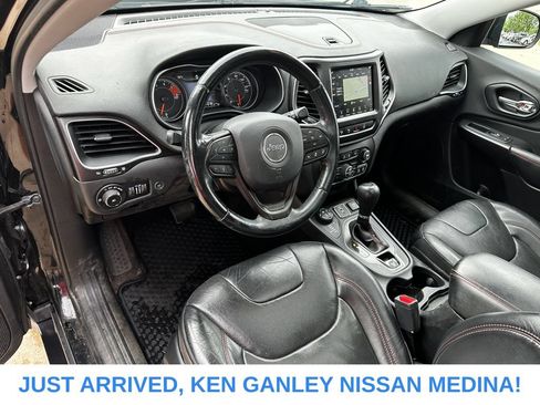 Used 2019 Jeep Cherokee Trailhawk AWD/4WD image 9
