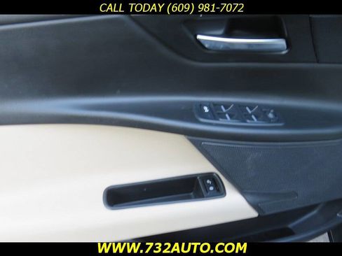 Used 2017 Jaguar XE image 24