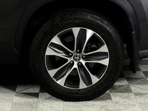 Used 2022 Toyota Highlander XLE AWD/4WD image 12