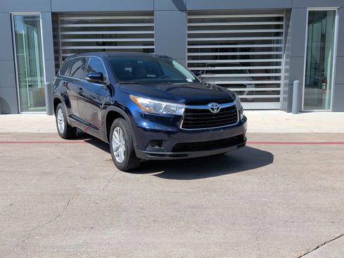 Used 2015 Toyota Highlander LE FWD image 2