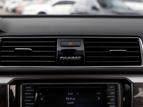 Used 2018 Volkswagen Passat 2.0T SE image 36