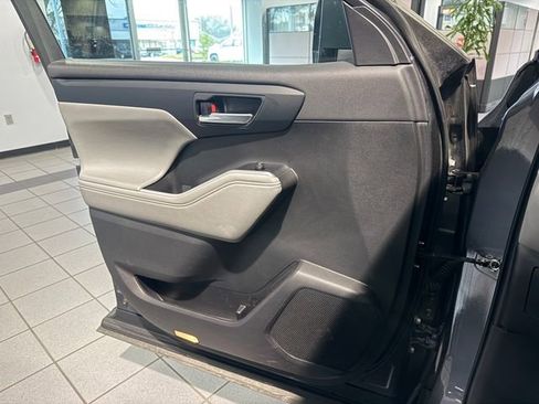 Used 2023 Toyota Highlander L image 25