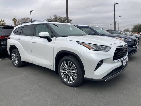 New 2026 Toyota Highlander Platinum AWD/4WD image 3