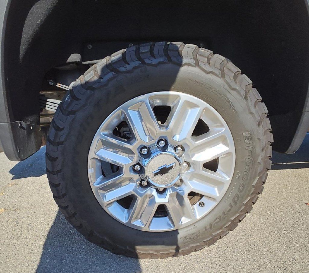 Used 2024 Chevrolet Silverado 3500 High Country w/ High Country Premium Package AWD/4WD image 2