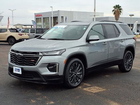 Used 2023 Chevrolet Traverse RS image 3