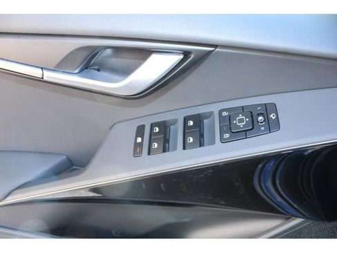 Used 2025 Kia Niro EX Touring image 18