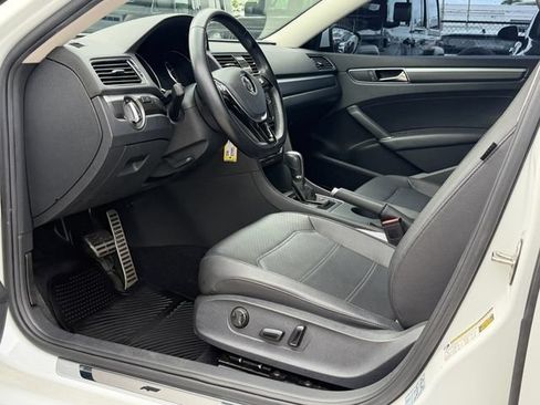 Used 2018 Volkswagen Passat 2.0T R-Line FWD image 11