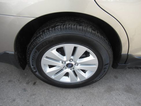 Used 2016 Subaru Outback 2.5i Premium AWD/4WD image 9