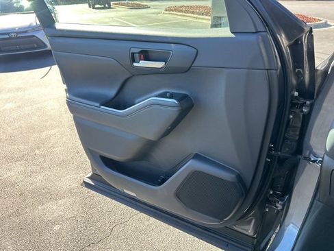 Used 2024 Toyota Highlander XLE image 30