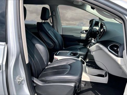 Used 2024 Chrysler Pacifica Touring-L FWD image 30