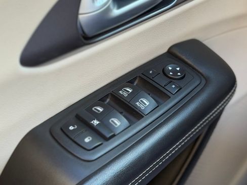 Used 2024 Chrysler Pacifica Touring-L FWD image 27