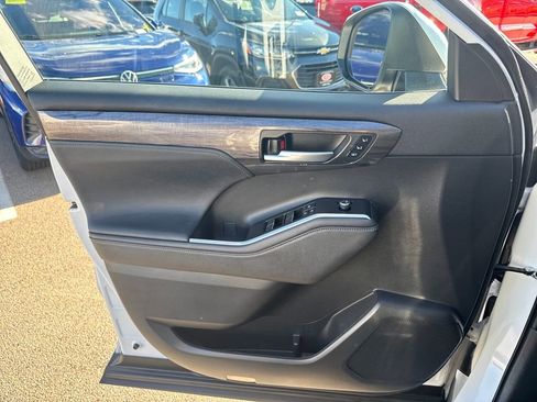 Used 2023 Toyota Highlander Limited image 33