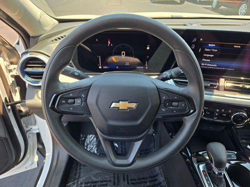 Certified 2025 Chevrolet Trax LT FWD image 31