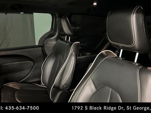 Used 2023 Chrysler Pacifica Limited w/ Uconnect Theater Family Group FWD image 19