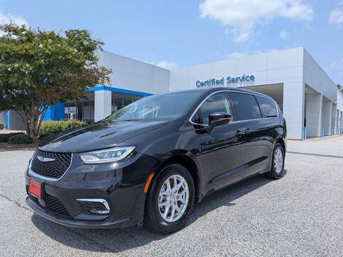 Used 2023 Chrysler Pacifica Touring-L FWD image 4