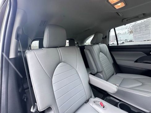 Used 2022 Toyota Highlander XLE AWD/4WD image 9