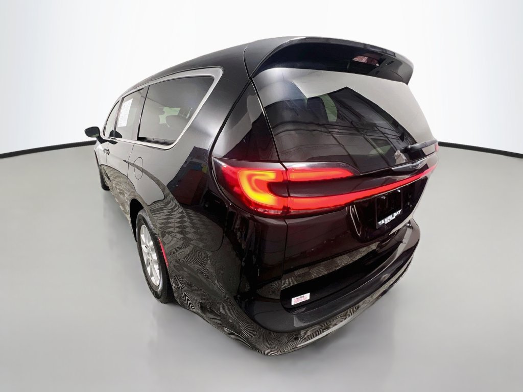Used 2024 Chrysler Pacifica Touring-L FWD image 5
