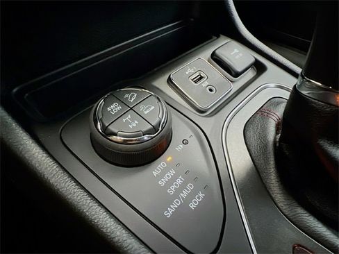 Used 2021 Jeep Cherokee Trailhawk w/ Comfort/Convenience Group image 12