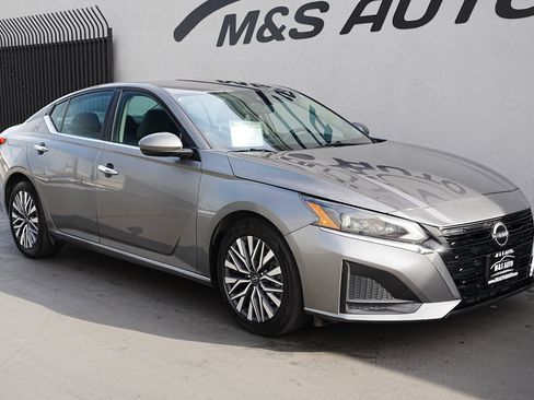 Used 2023 Nissan Altima 2.5 SV image 3