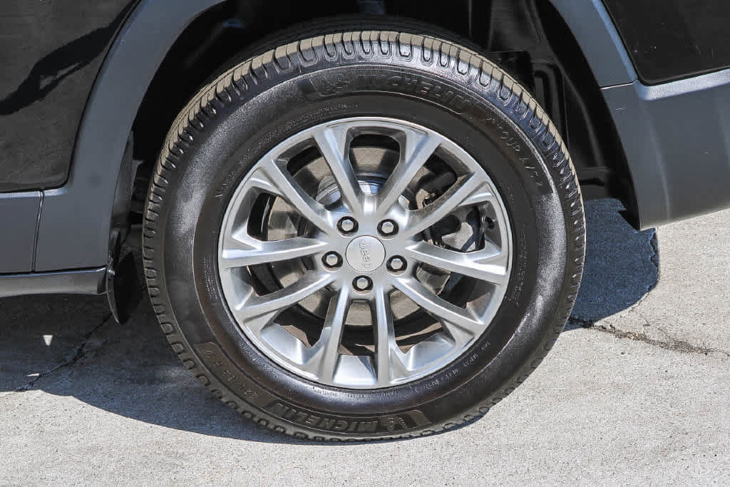 Used 2019 Jeep Cherokee Latitude Plus w/ Comfort/Convenience Group AWD/4WD image 8