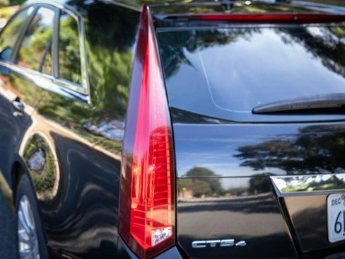 Used 2010 Cadillac CTS Premium image 10