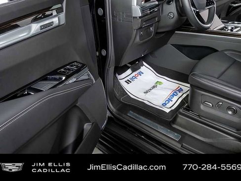 Used 2025 Cadillac Escalade Luxury image 8
