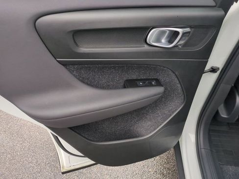 Used 2021 Volvo XC40 T5 R-Design image 28