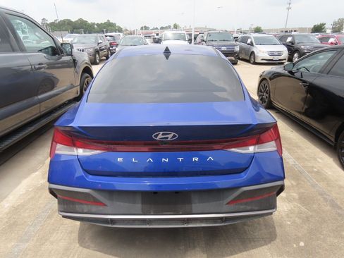 Used 2024 Hyundai Elantra SEL FWD image 12