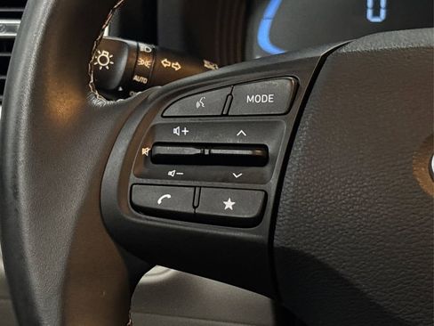 Certified 2025 Hyundai Venue SEL image 28