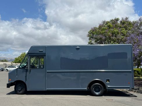 Used 2019 Ford E-450 and Econoline 450 Super Duty RWD image 2