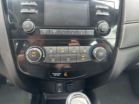 Used 2017 Nissan Rogue S AWD/4WD image 29