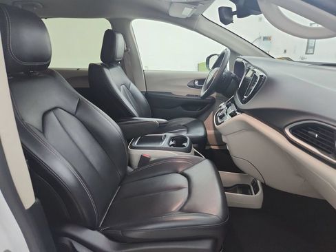 Certified 2023 Chrysler Pacifica Touring-L FWD image 37