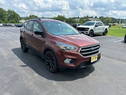 Used 2018 Ford Escape SE w/ SE Sport Appearance Package AWD/4WD image 2