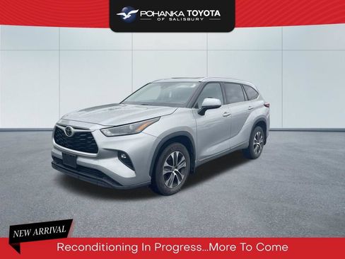 Used 2022 Toyota Highlander XLE AWD/4WD image 1
