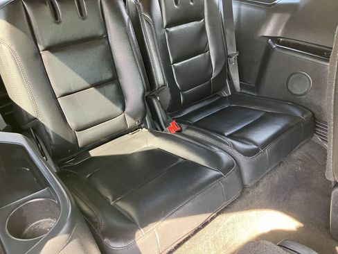 Used 2017 Ford Explorer XLT w/ Equipment Group 202A AWD/4WD image 18