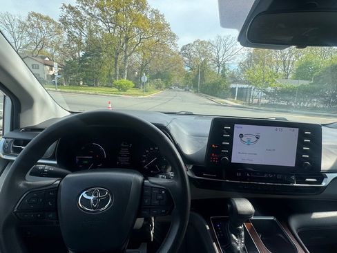 Used 2022 Toyota Sienna LE FWD image 22