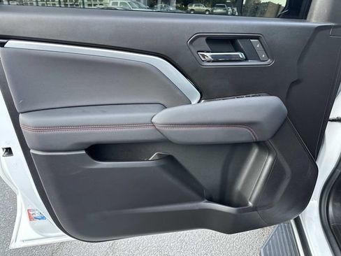 Used 2025 Chevrolet Colorado Z71 w/ Technology Package AWD/4WD image 18