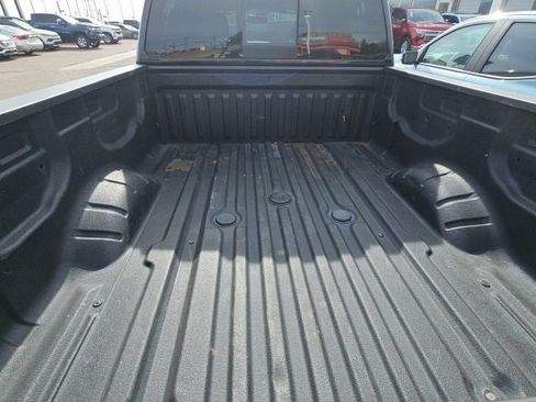 Used 2019 Nissan Titan SV w/ SV Convenience Package image 9