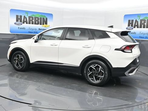 Used 2023 Kia Sportage LX FWD image 3