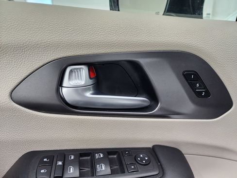 Used 2024 Chrysler Pacifica Touring-L image 42