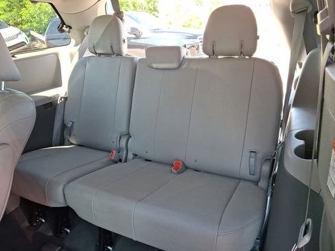 Used 2019 Toyota Sienna XLE w/ XLE Navigation Package FWD image 28