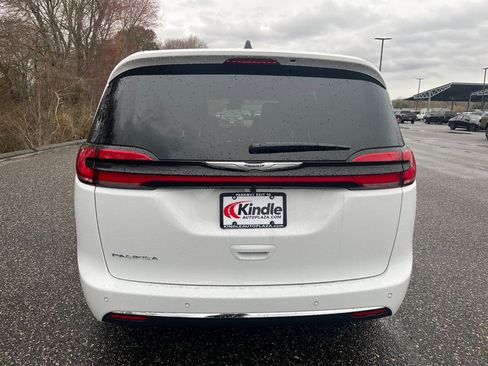 New 2026 Chrysler Pacifica Select image 30