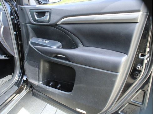 Used 2019 Toyota Highlander SE AWD/4WD image 22