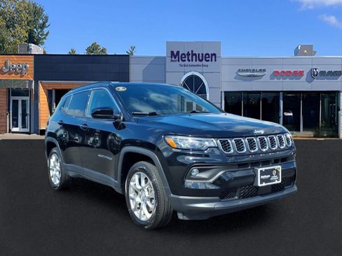 Used 2024 Jeep Compass Latitude AWD/4WD image 1
