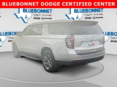 Used 2024 Chevrolet Suburban LT w/ Luxury Package RWD image 7