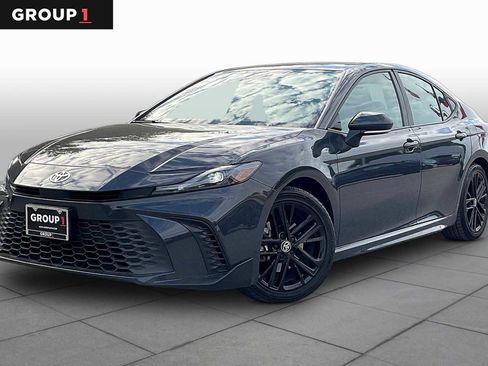 Used 2025 Toyota Camry SE FWD image 1