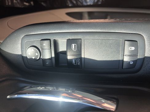 Used 2017 Dodge Grand Caravan SE w/ UConnect Hands-Free Group FWD image 16